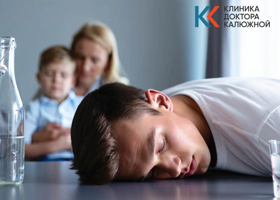 Пьяный мужчина уснул на столе